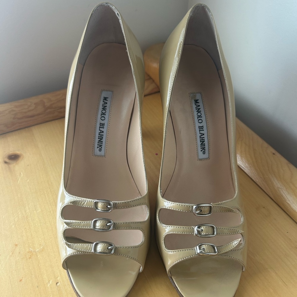 Manolo Blahnik panted leather burta pump.